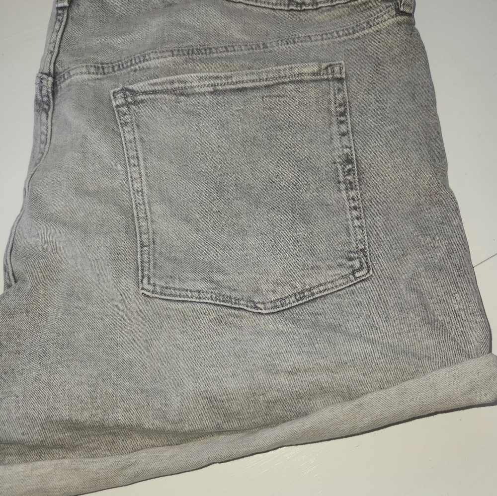 NWOT Old Navy Distressed Gray OG Strait Denim Jean Shorts Size 26 Plus Size - Picture 3 of 4